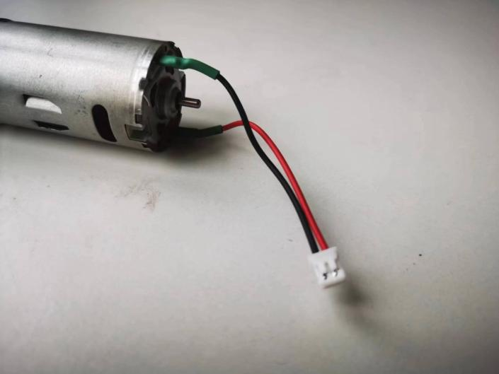 محرك مزود بعلبة تروس كوكبية ذات مرحلتين